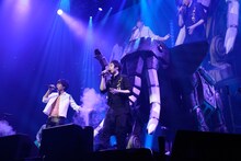 山村隆太（flumpool）とアシン（Mayday）。（Photo by Ryugo Saito）