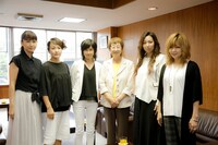 プリンセス プリンセスと奥山恵美子仙台市長（左から4番目）。