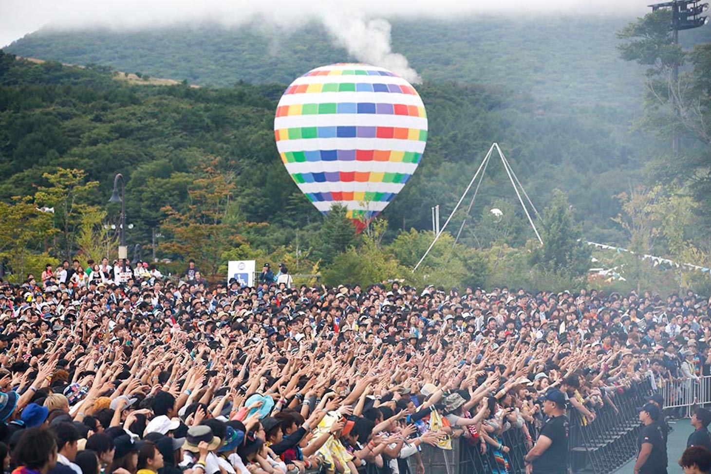 「SPACE SHOWER SWEET LOVE SHOWER 2015 -20th ANNIVERSARY-」2日目の様子。