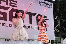 「ときめき Full Throttle」を歌う仲谷明香、渕上舞。