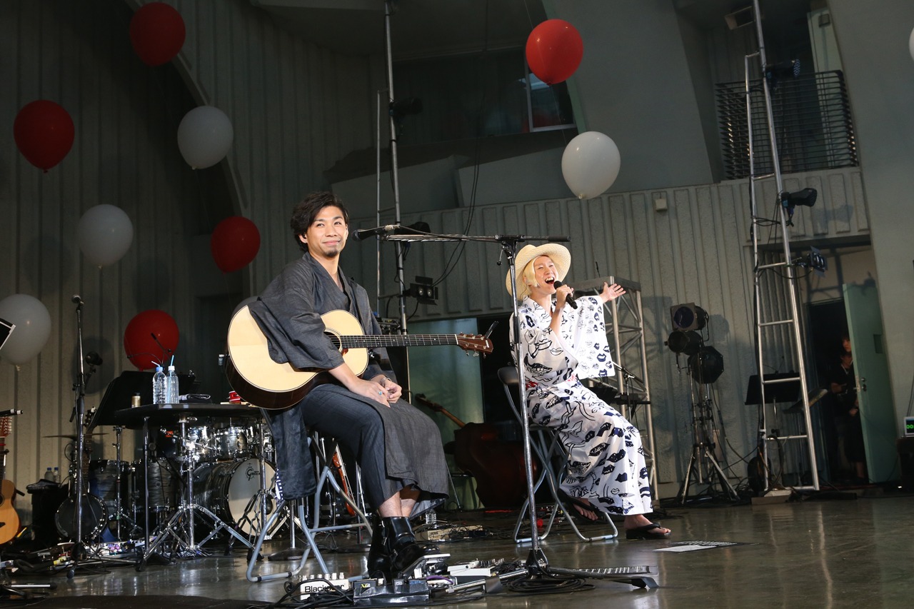 「吉田山田祭り2015～ホロリもあるよ～」の様子。（提供：ポニーキャニオン）