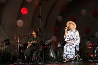 「吉田山田祭り2015～ホロリもあるよ～」の様子。（提供：ポニーキャニオン）