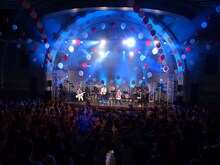 「吉田山田祭り2015～ホロリもあるよ～」の様子。（提供：ポニーキャニオン）