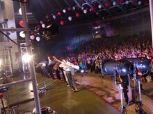 「吉田山田祭り2015～ホロリもあるよ～」の様子。（提供：ポニーキャニオン）