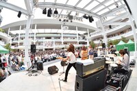 PUFFYのライブの様子。（写真提供：Warner Music Japan）