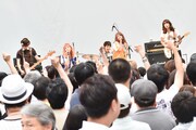 PUFFYのライブの様子。（写真提供：Warner Music Japan）