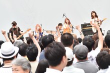 PUFFYのライブの様子。（写真提供：Warner Music Japan）
