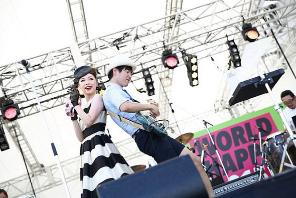野宮真貴 with カジヒデキ（Photo by TEAM LIGHTSOME）
