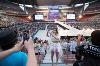 スタンド席でパフォーマンスする松井珠理奈。 (c)AKS