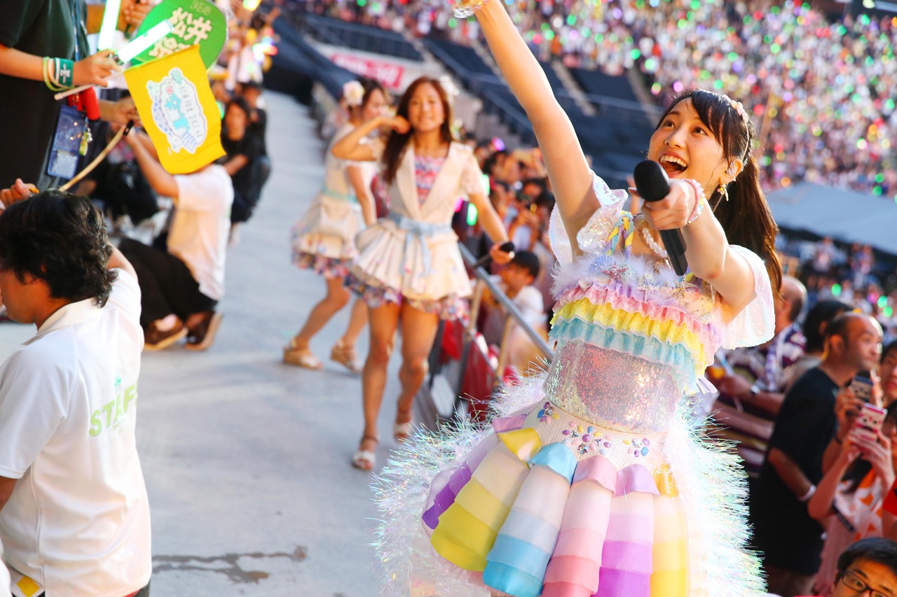 スタンド席に登場した松井玲奈。 (c)AKS