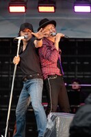 左から世良公則、つるの剛士。 (c)a-nation stadium fes.