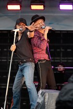 左から世良公則、つるの剛士。 (c)a-nation stadium fes.