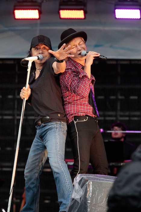 左から世良公則、つるの剛士。 (c)a-nation stadium fes.