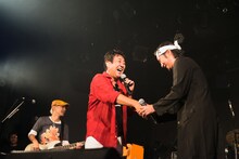 握手する前田亘輝（中央）と増子直純（右）。（Photo by keiichi ebina @ebicky）