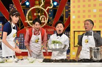 写真左より吉村崇、森星、浜野謙太、堺正章。(c)TBS