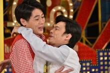 写真左より吉村崇、浜野謙太。(c)TBS