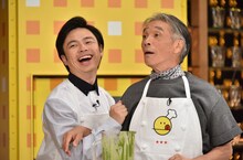 写真左より浜野謙太、堺正章。(c)TBS