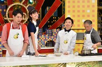 写真左より吉村崇、森星、浜野謙太、堺正章。(c)TBS