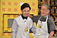 写真左より浜野謙太、堺正章。(c)TBS
