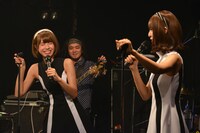 マイクスタンドに寄りかかってトークするレナ（左）とリサ（右）。