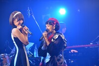 レナ（左）を見つめる篠原ともえ（右）。