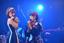 レナ（左）を見つめる篠原ともえ（右）。