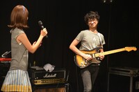 篠原ともえが歌う「Mステ」テーマソングに即興であわせることができず、アンコールでリベンジするバンマス・佐藤裕晃（G）。