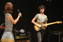 篠原ともえが歌う「Mステ」テーマソングに即興であわせることができず、アンコールでリベンジするバンマス・佐藤裕晃（G）。