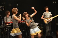 バンマス・佐藤裕晃（右）が奏でる「Mステ」テーマソングが短すぎてコケるレナ（左）とリサ（中央）。