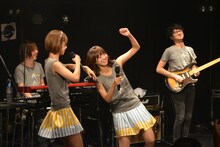 バンマス・佐藤裕晃（右）が奏でる「Mステ」テーマソングが短すぎてコケるレナ（左）とリサ（中央）。