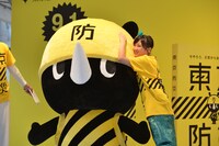 防サイくんを愛でる有安杏果。