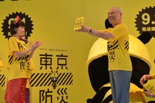 舛添要一都知事から「東京防災」を贈呈される百田夏菜子。