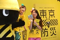 左から防サイくん、有安杏果、佐々木彩夏。