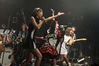 バニラビーンズと篠原ともえ（中央）によるコラボレーションの様子。