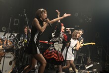 バニラビーンズと篠原ともえ（中央）によるコラボレーションの様子。