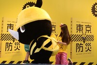 防サイくんのリュックの中から「『Z』の誓い」を取り出す佐々木彩夏。