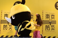 防サイくんのリュックの中から「『Z』の誓い」を取り出す佐々木彩夏。