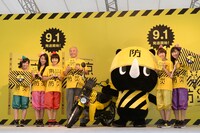 ももいろクローバーZと舛添要一都知事。バイクの横にいるのが防サイくん。