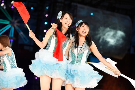 左から松井玲奈、木崎ゆりあ。 (c)AKS