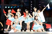 「ごめんね、SUMMER」を歌唱する松井玲奈、木崎ゆりあら7人。 (c)AKS