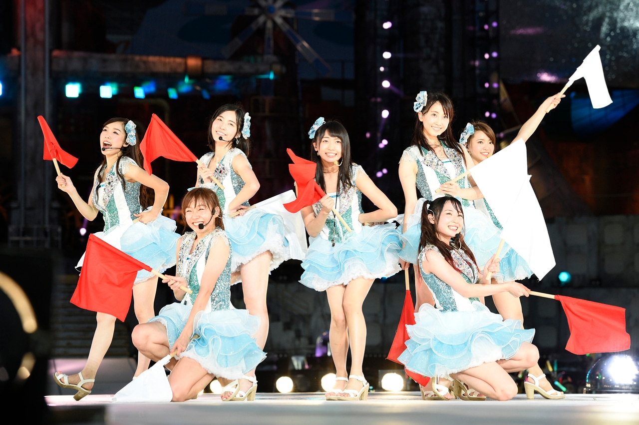 「ごめんね、SUMMER」を歌唱する松井玲奈、木崎ゆりあら7人。 (c)AKS