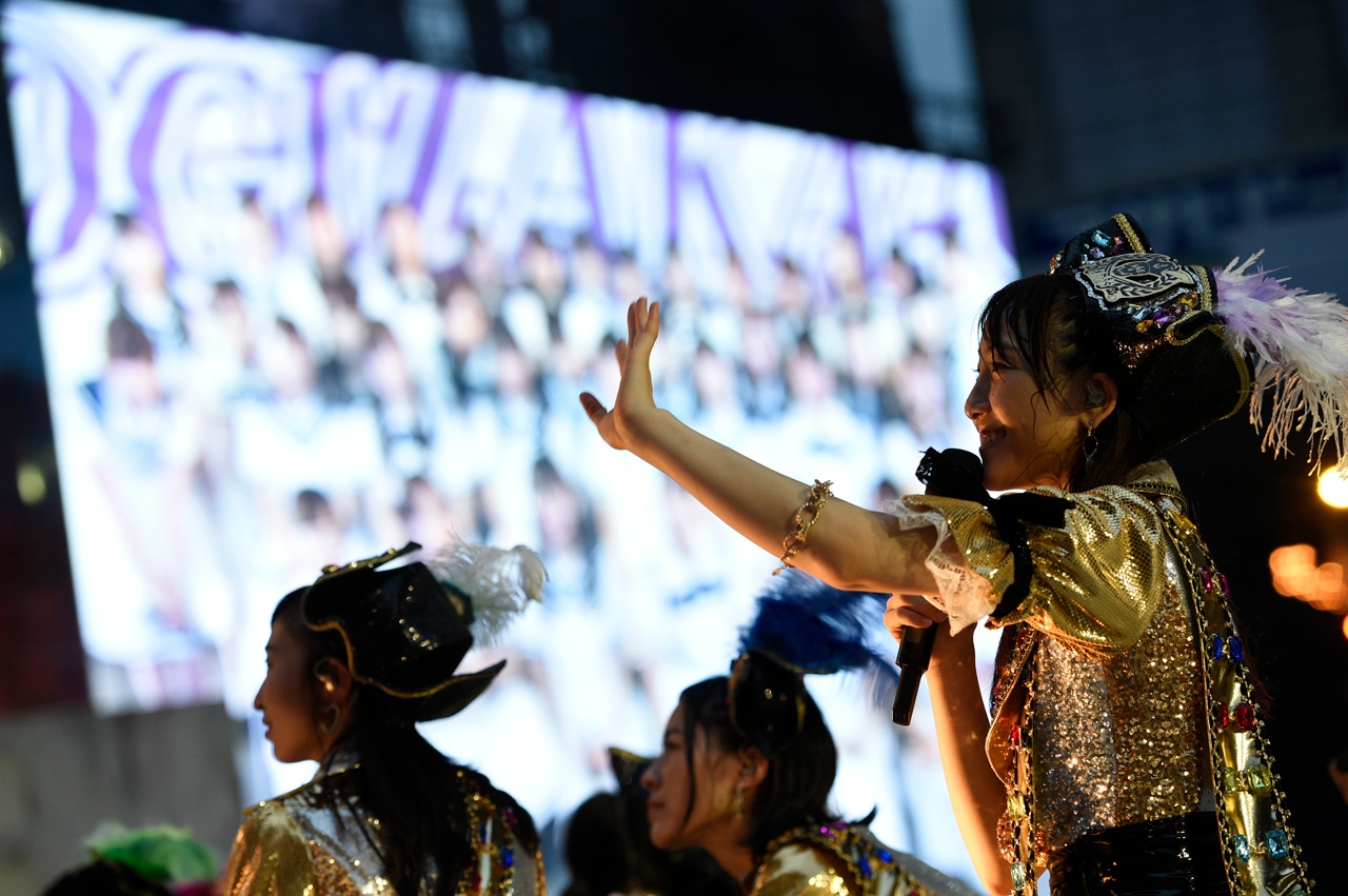 乃木坂46の中継で感謝の言葉を語る松井玲奈。 (c)AKS
