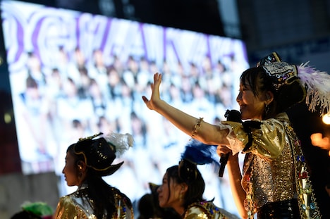 乃木坂46の中継で感謝の言葉を語る松井玲奈。 (c)AKS