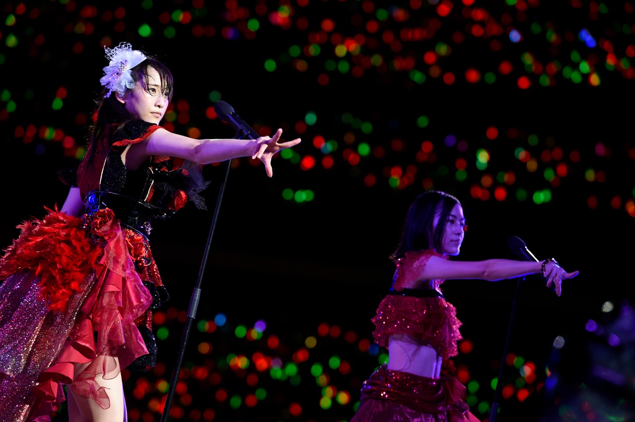 「雨のピアニスト」を歌唱する松井玲奈。 (c)AKS