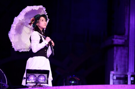 「枯葉のステーション」を歌唱する松井玲奈。 (c)AKS