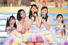 「手紙のこと」で松井玲奈に寄り添う松井珠理奈、大矢真那。 (c)AKS