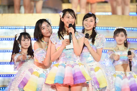 「手紙のこと」で松井玲奈に寄り添う松井珠理奈、大矢真那。 (c)AKS