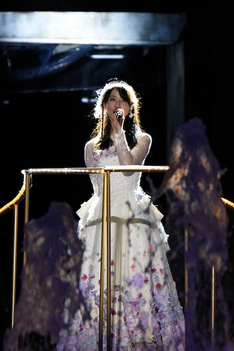 「2588日」を歌唱する松井玲奈。 (c)AKS