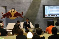 DAW画面を表示してリミックスの工程を明かすTeddyLoidとtofubeats。（写真提供：EVIL LINE RECORDS）