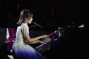 ピアノを演奏する生田絵梨花。（写真提供：ソニー・ミュージックレコーズ）